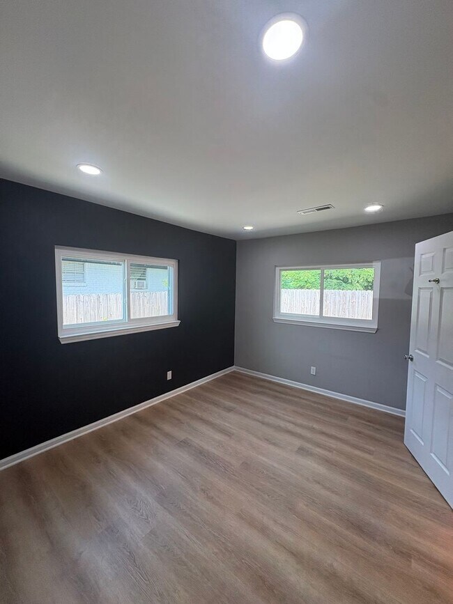 Building Photo - 123 Sequoia Dr