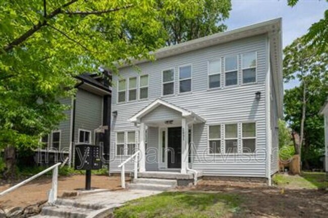 Building Photo - 2831 N Kenwood Ave