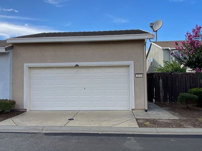 Building Photo - Cute Roseville home walking distance to Ki...