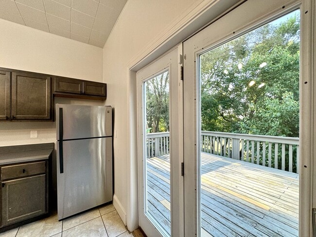 Building Photo - 4 bed/2 full bath Rental on Warner - Mins ...