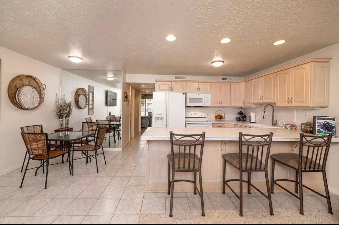 Building Photo - 1845 W Canyon View Dr