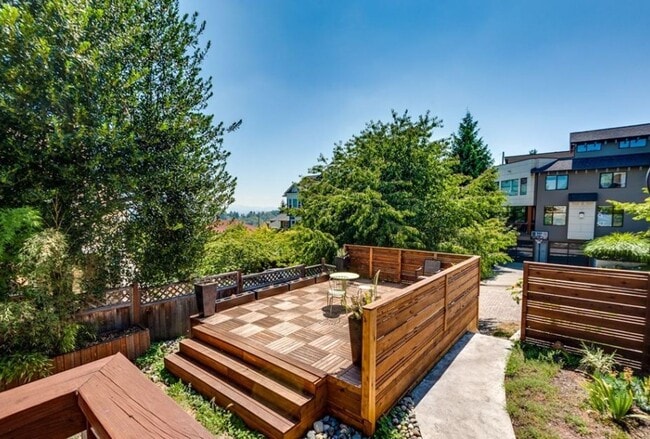 Building Photo - Spacious 4BR Capitol Hill Home with Lake W...