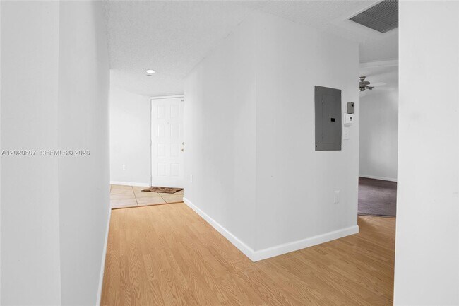 Building Photo - 900 SW 142nd Ave