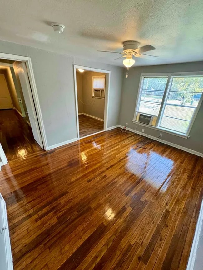 Building Photo - 4265 Woodlawn Ave