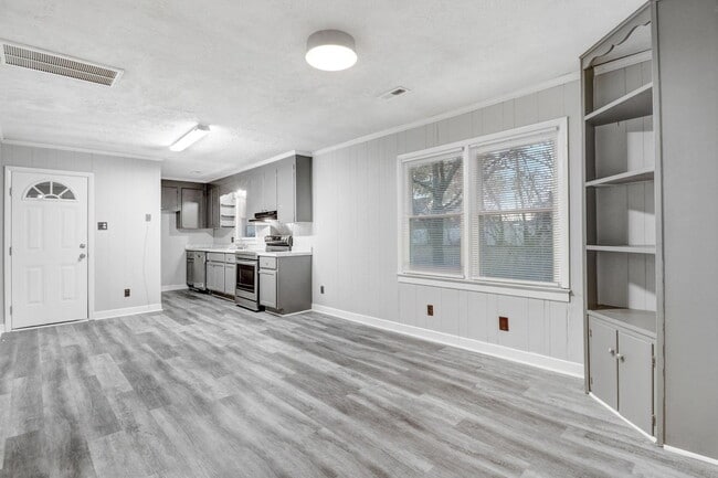 Building Photo - MOVE-IN READY! 3 BR, 1 BA Brick Ranch *EXCELLENT Wayne Mem. Drive Location!*