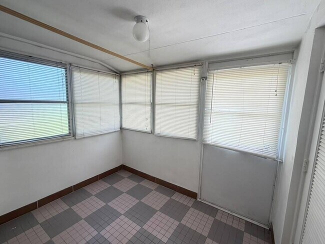 Building Photo - 2727 Dudley Dr W