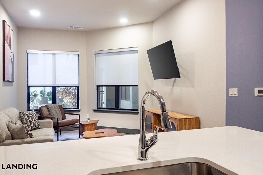 Building Photo - 415 E 2nd St S