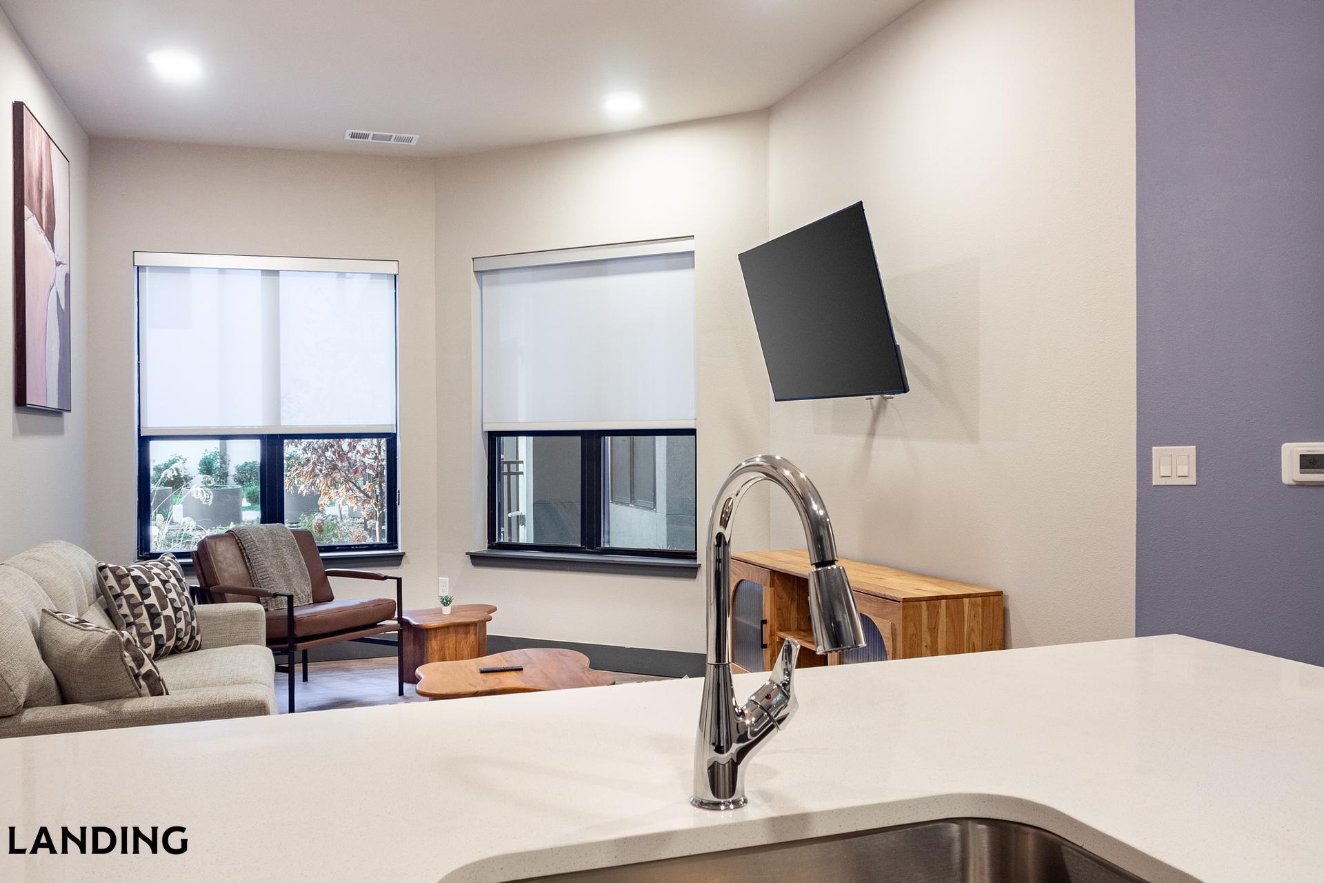 Building Photo - 415 E 2nd St S