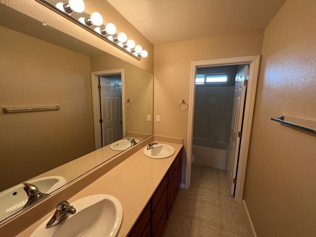 Building Photo - 3775 Millerton Pl