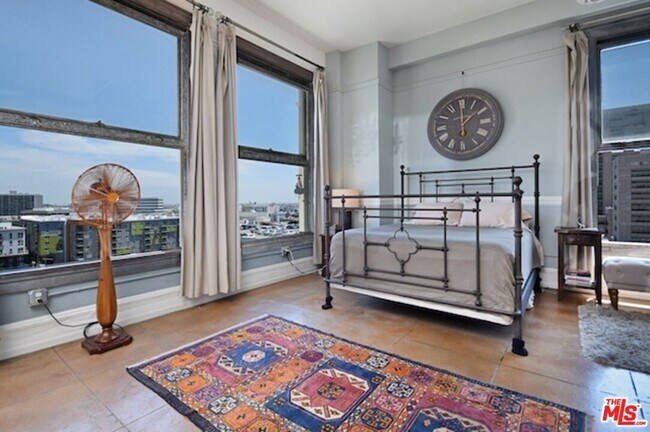 Building Photo - 108 W 2nd St