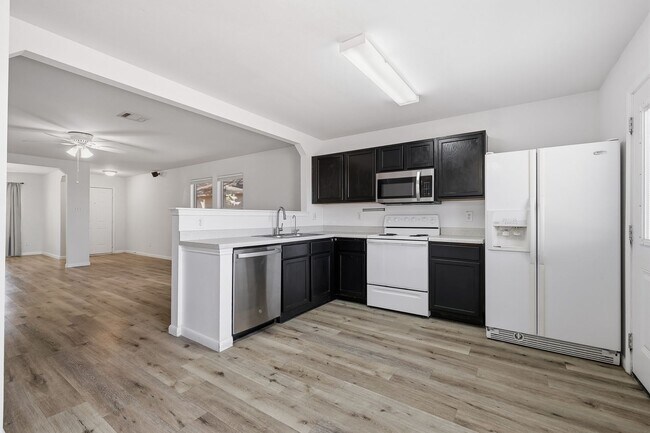 Building Photo - ***MOVE IN SPECIAL ONE WEEK FREE***Sophisticated Living Near Bamberger Nature Trails