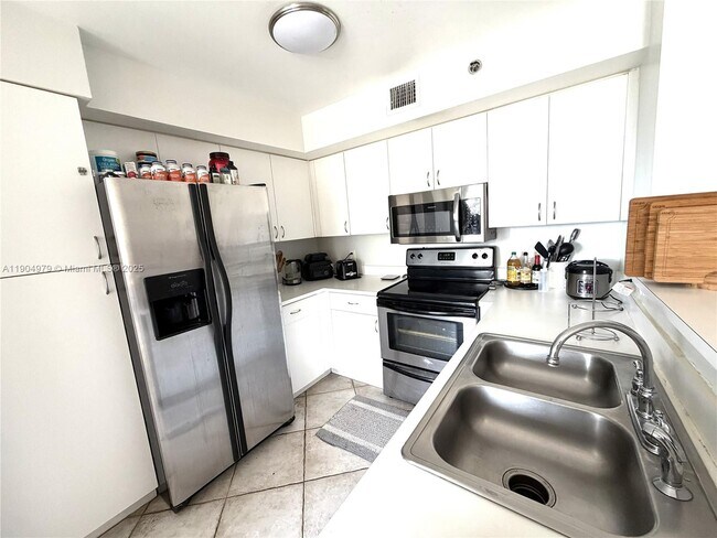 Building Photo - 19701 E Country Club Dr