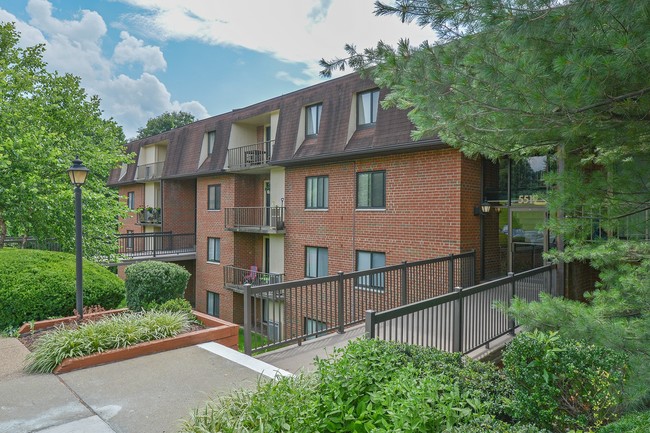 Residential Building - Fairway Park Apartments & Townhomes