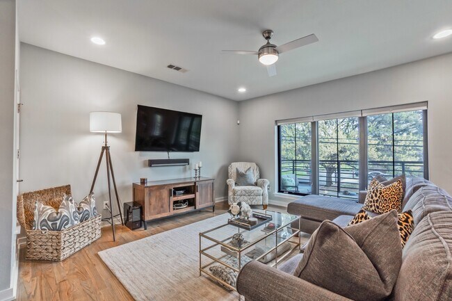 Building Photo - Stylish 2BR/2.5BA Townhome in Prime East Dallas – Attached Garage, Unbeatable Location
