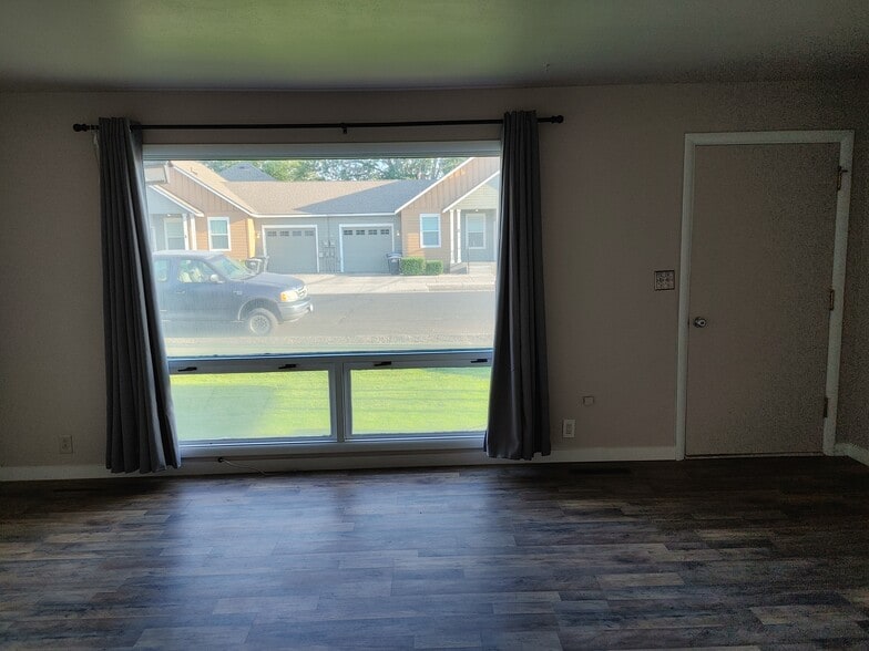 Living Room - 214 E 6Th Ave