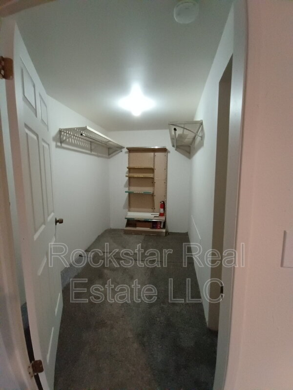 Building Photo - 704 E Bridgeport Ave