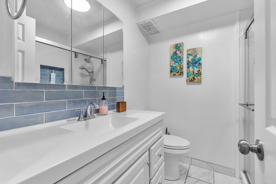 Building Photo - 485 Waianuenue Ave