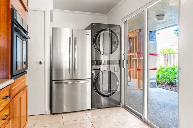 Building Photo - Beautiful 2 Bedroom Corner Unit on the Bea...