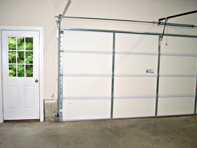 Building Photo - 3-4 BR / 2.5 BA Lovely Two-Story in The Highlands