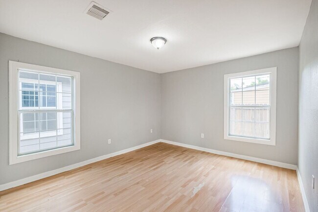 Building Photo - Charming Front Unit