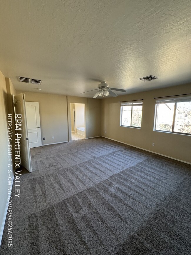 Building Photo - Cozy 4 bed / 2.5 bath with new carpet in p...