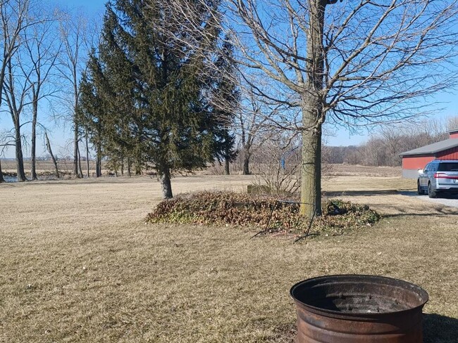 Building Photo - Country Living!