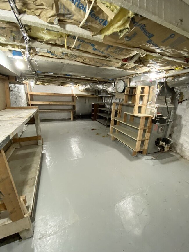 Building Photo - 3 Bedroom 1.5 Bath Private Home Must See K...