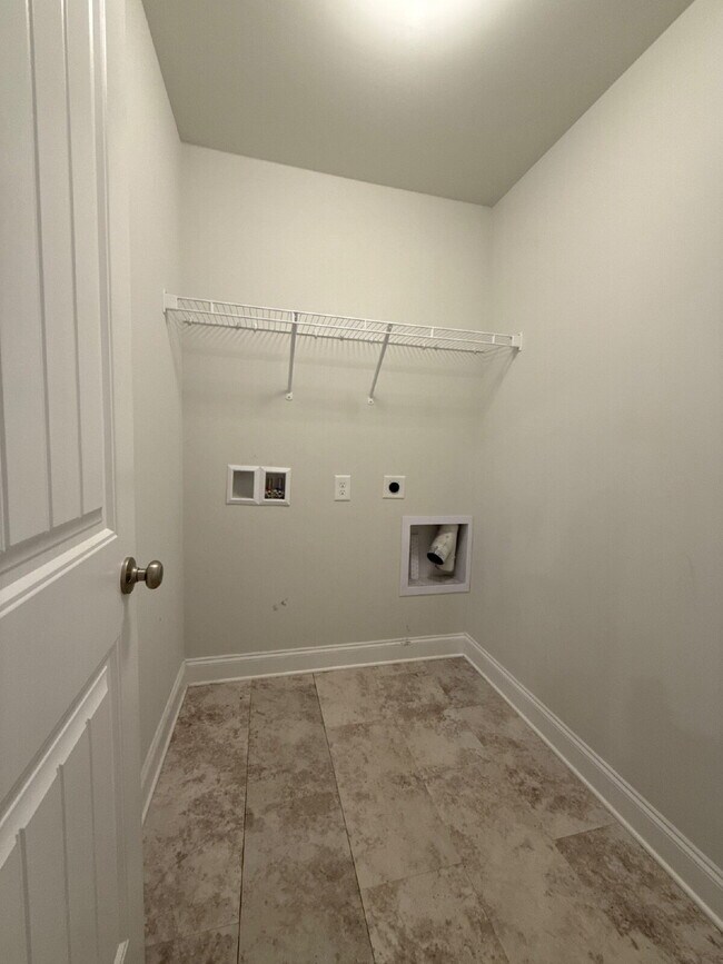 Building Photo - "Modern Madison Retreat: 3-Bed, 2-Bath Home with Elegant Granite Finishes!"