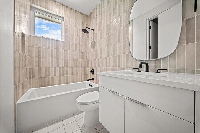 Building Photo - 2904 Westhill Dr