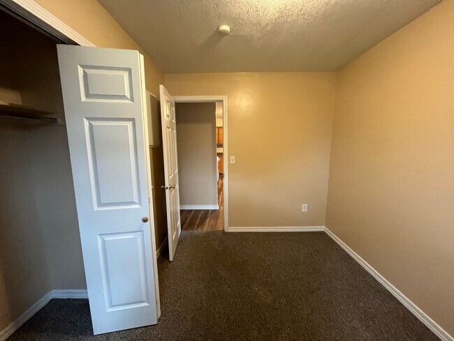 Building Photo - 896 Wescott Square