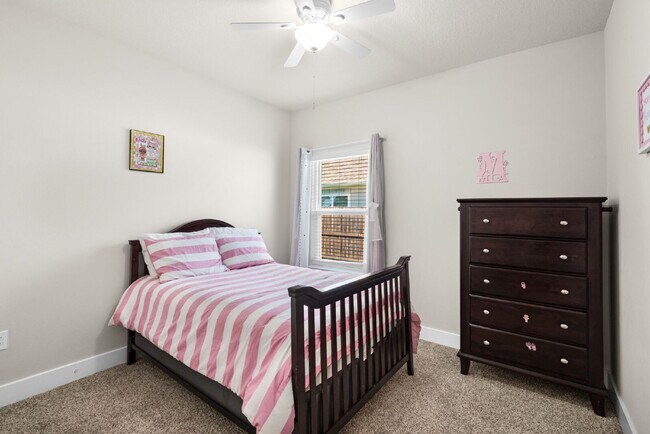 Building Photo - "Charming 4-Bed Oasis with Granite Touches in Gulf Breeze – Electric Included!"