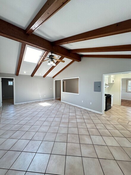 Building Photo - 9856 La Rosa Dr
