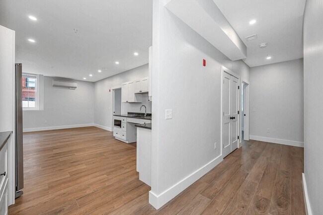 Building Photo - 241 W 6th St