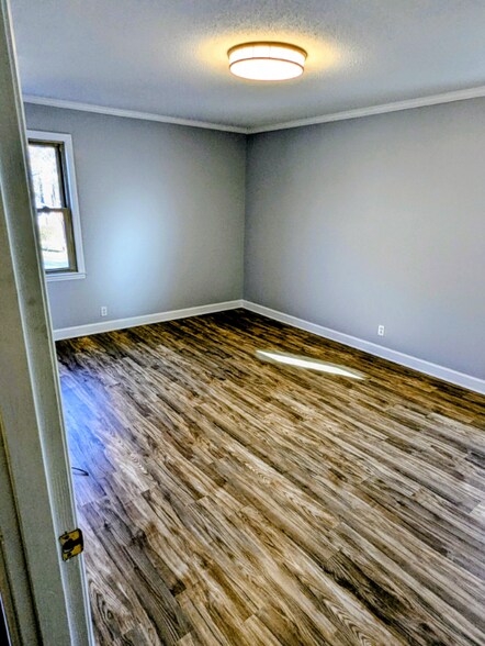 Building Photo - 201 Acorn Dr