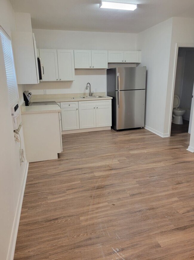 Building Photo - 1 BEDROOM 1 BATH SUITE