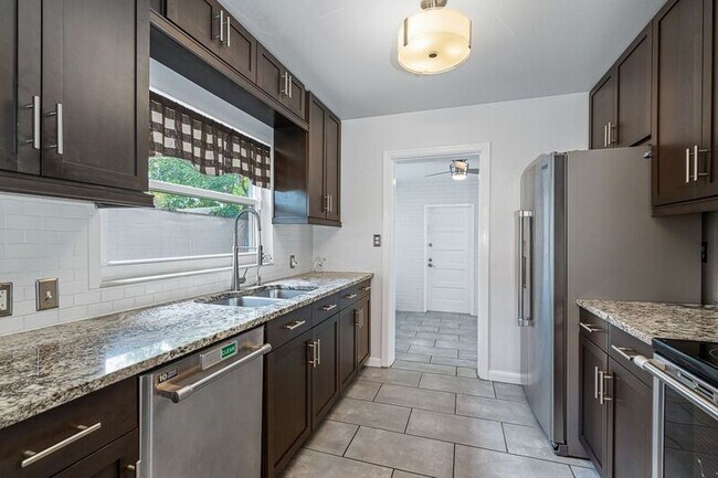 Building Photo - 5600 Tangerine Ave S