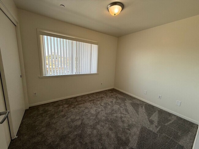 Building Photo - Free months rent and $250 Walmart Gift Car...