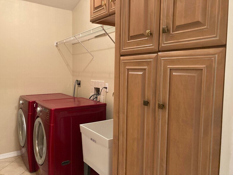 Building Photo - 5232 Raintree Ln