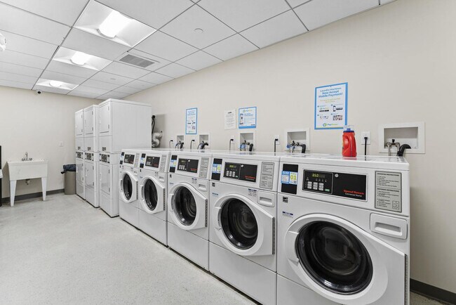 Building Photo - 601 Albany St