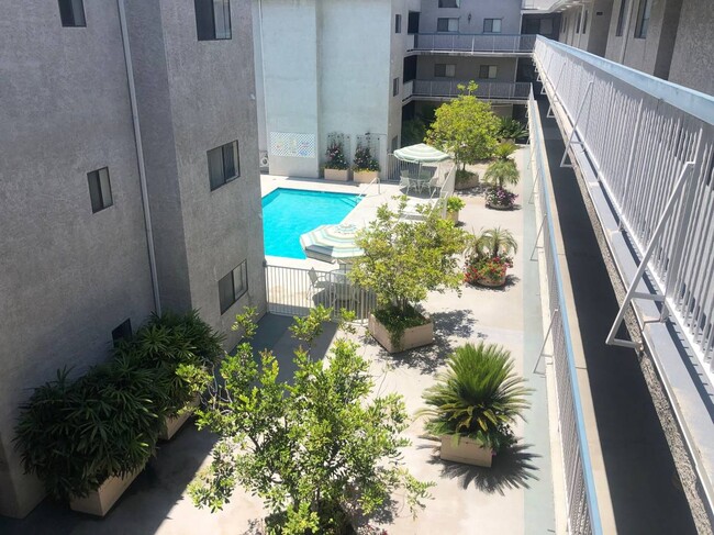 Building Photo - 12840 Moorpark St