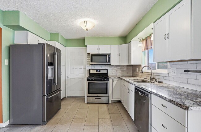 Building Photo - 3-Bedroom Home on Wedgewood Drive fully landscaped