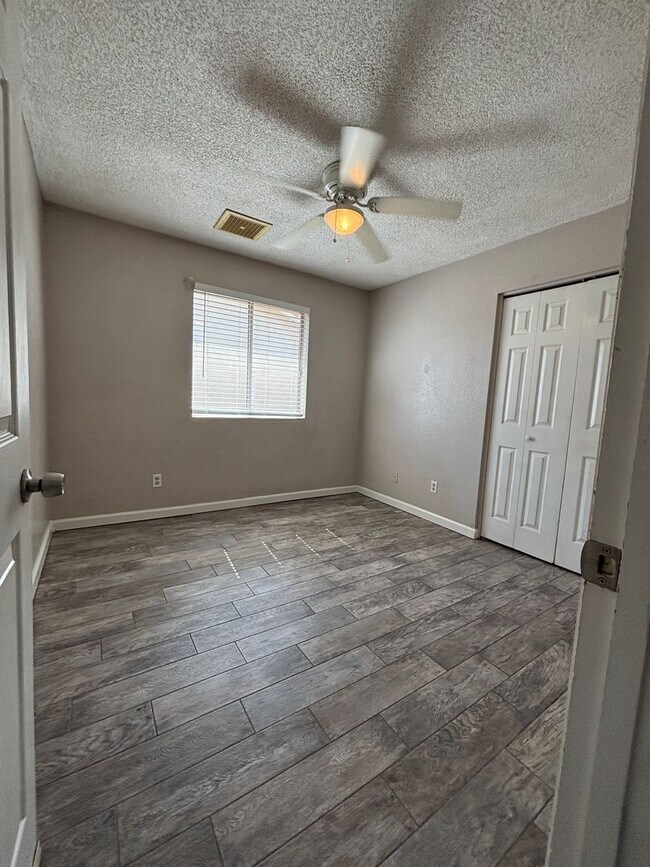 Building Photo - 921 W Naranja Ave