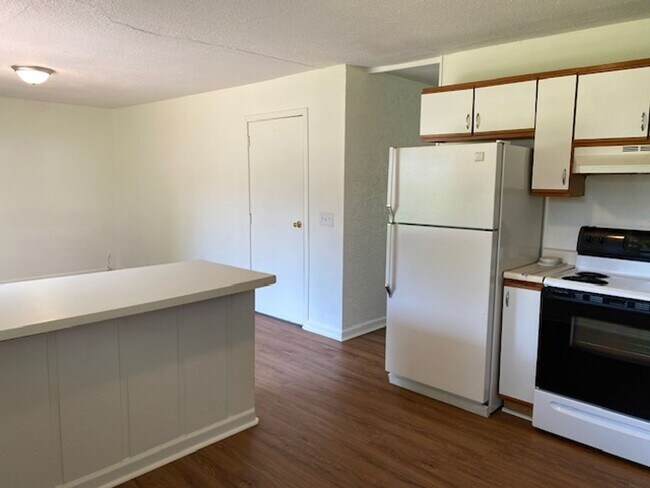 Building Photo - Three Bedroom, 1.5 Bath Home with Garage, Large Backyard!!