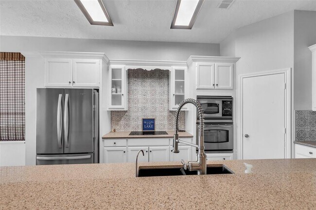 Building Photo - 923 Paradise Ln