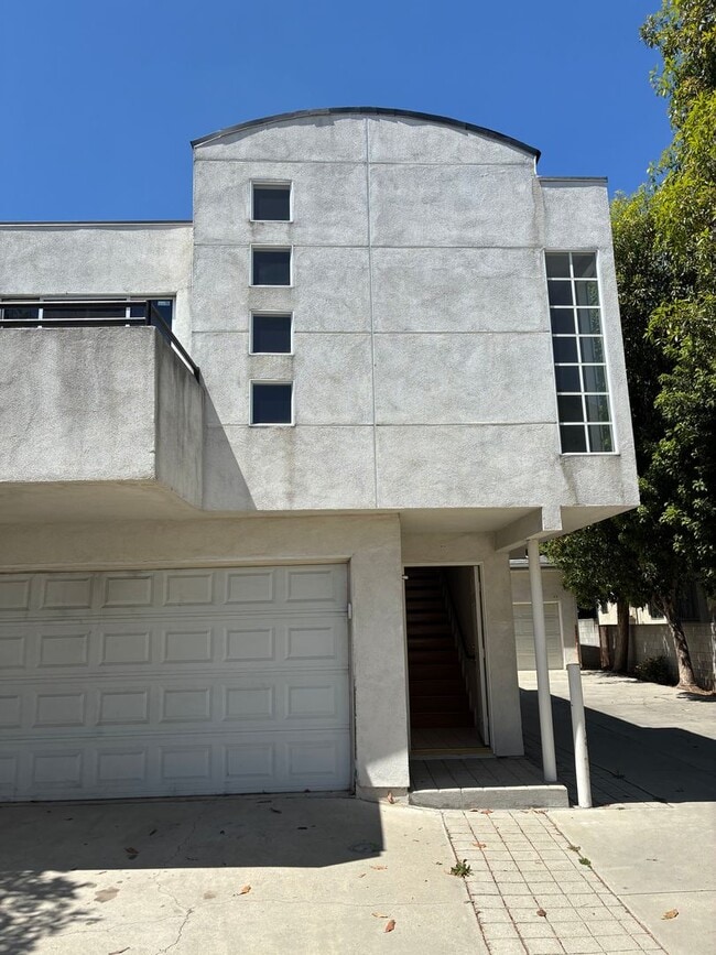 Building Photo - 607Ynez