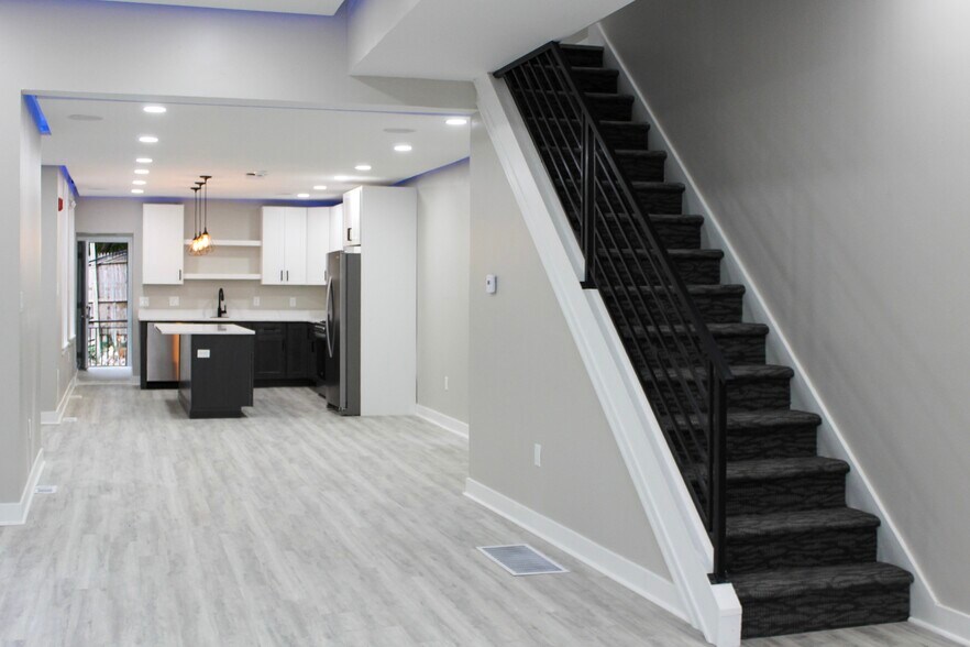 Building Photo - 204 S 41st St