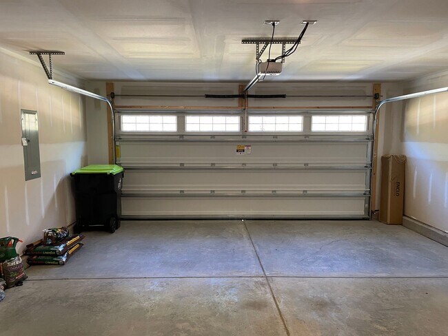 Building Photo - 3 Bedroom 2 Bath Home in Middle Creek Vill...