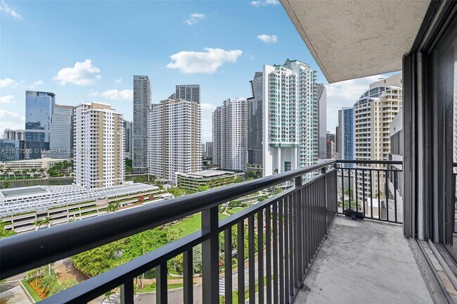 Building Photo - 540 Brickell Key Dr