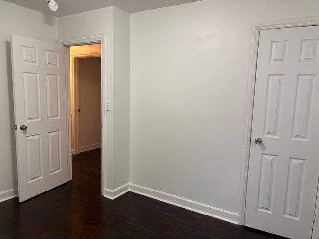 Building Photo - 3 BEDROOM, 1 BATH, 900 SQ FT, GAS HEAT, WINDOW AC