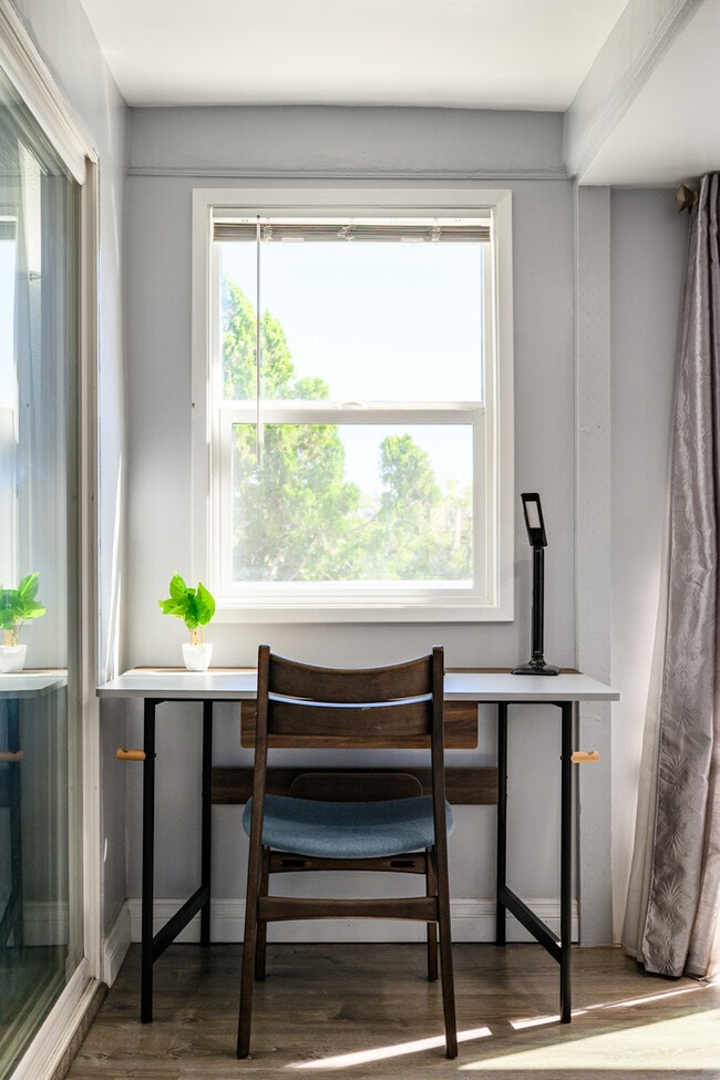 Building Photo - 1250 Stratford Ln